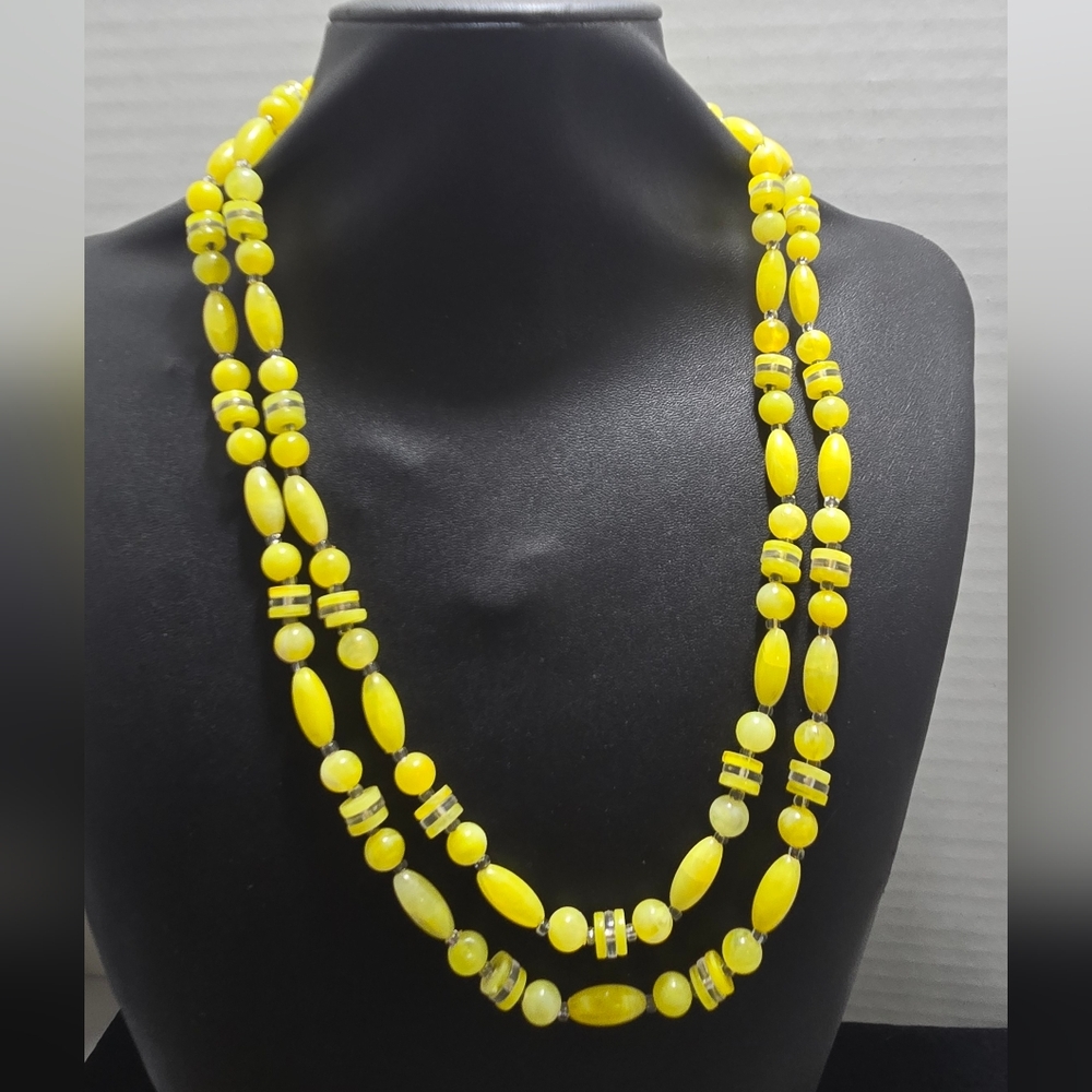 VINTAGE ART DECO YELLOW ONE STRAND NECKLACE